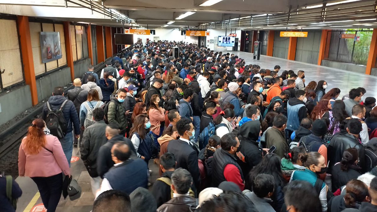 RaulGtzNR's tweet photo. #lunes y así el @MetroCDMX línea 7 en dirección a Barranca del Muerto... 🤪 https://t.co/AttBNc5in6