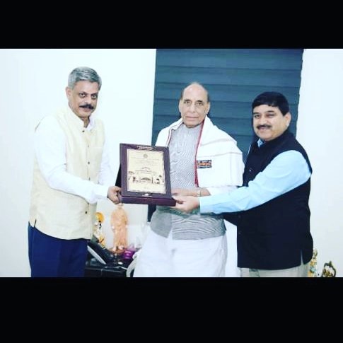 RajeshProf's tweet photo. It was a privilege to confer Distinguished Alumnus Award to Shri Rajnath Singh ji, Hon'ble Minster of Defence, Government of India at his residence 17 Akbar Road, New Delhi on Sunday, 9th of October, 2022. https://t.co/uYdERtmXu3