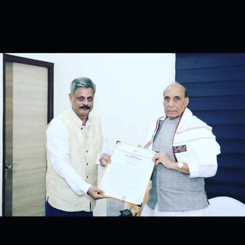 RajeshProf's tweet photo. It was a privilege to confer Distinguished Alumnus Award to Shri Rajnath Singh ji, Hon'ble Minster of Defence, Government of India at his residence 17 Akbar Road, New Delhi on Sunday, 9th of October, 2022. https://t.co/uYdERtmXu3