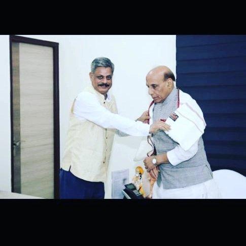 RajeshProf's tweet photo. It was a privilege to confer Distinguished Alumnus Award to Shri Rajnath Singh ji, Hon'ble Minster of Defence, Government of India at his residence 17 Akbar Road, New Delhi on Sunday, 9th of October, 2022. https://t.co/uYdERtmXu3