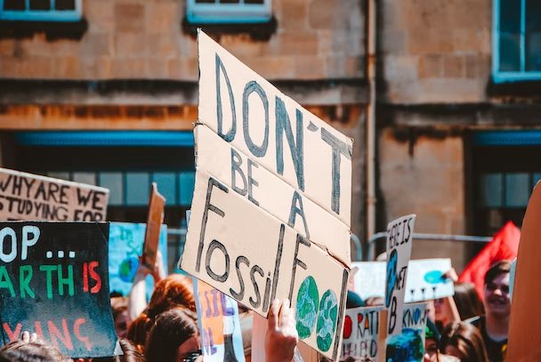 TheDrum's tweet photo. Agency staffers say working with fossil fuel clients has impacted their mental health.

🦖: https://t.co/0BwI9cFWUa

Being vocal has cost them their jobs, but here are the real thoughts of @adland's workers about Fossil Fuel Clients.

#Agencies | #MentalHealth | #JobFairness https://t.co/D9uXFdhxrR