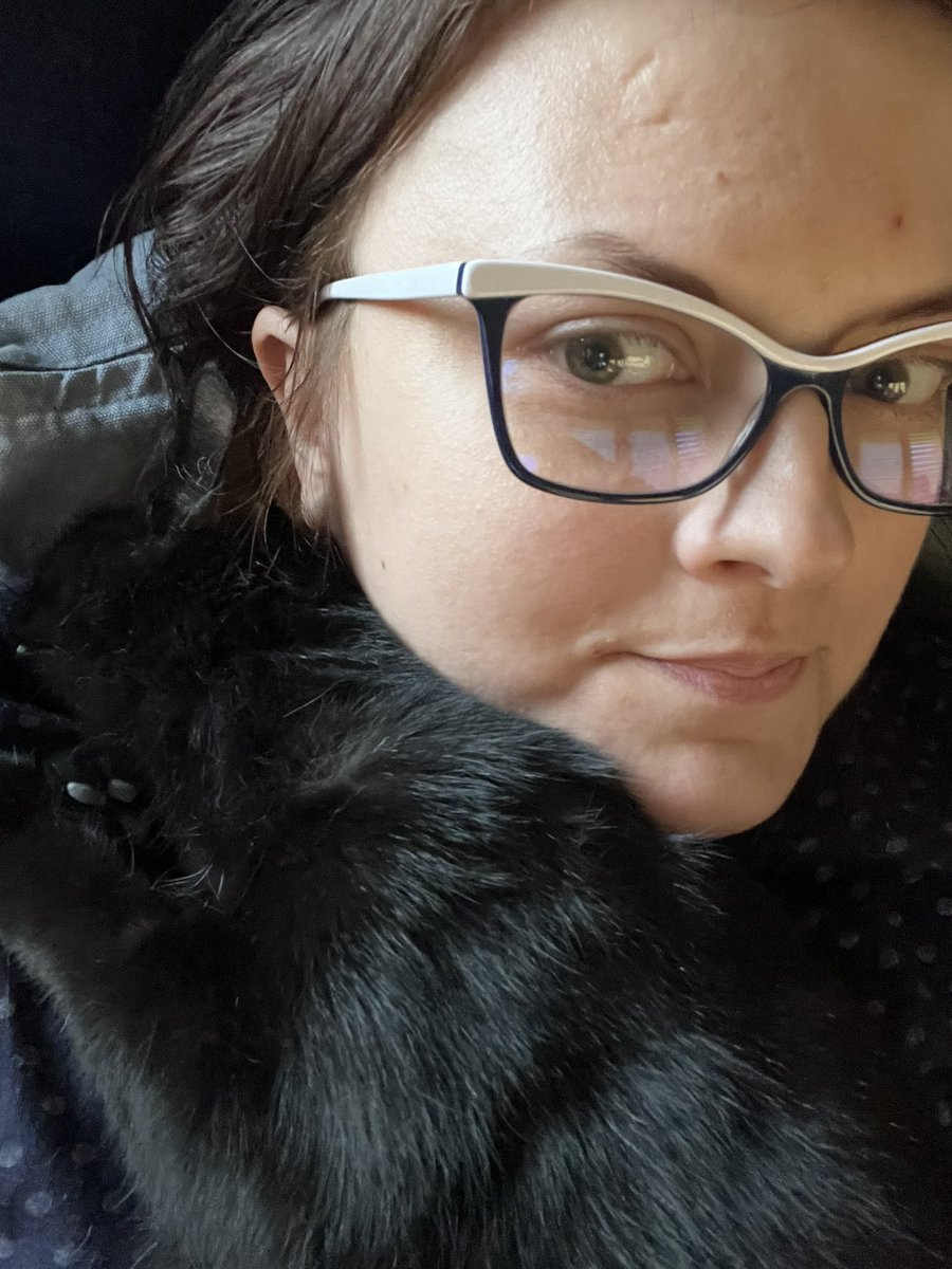 Mój kot tak na mnie dzisiaj spał. Szal z kota 😉