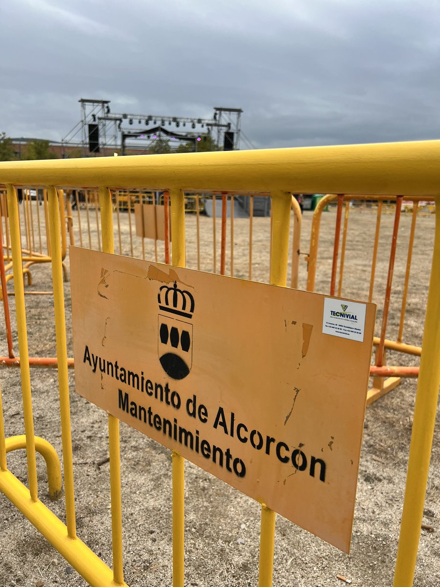 gasmoral's tweet photo. Cositas que solo pasan en Leganés 🎡 El vallado 🚧 del recinto ferial de San Nicasio nos los presta el @AytoAlcorcon 👏 https://t.co/nVReRTBbCr