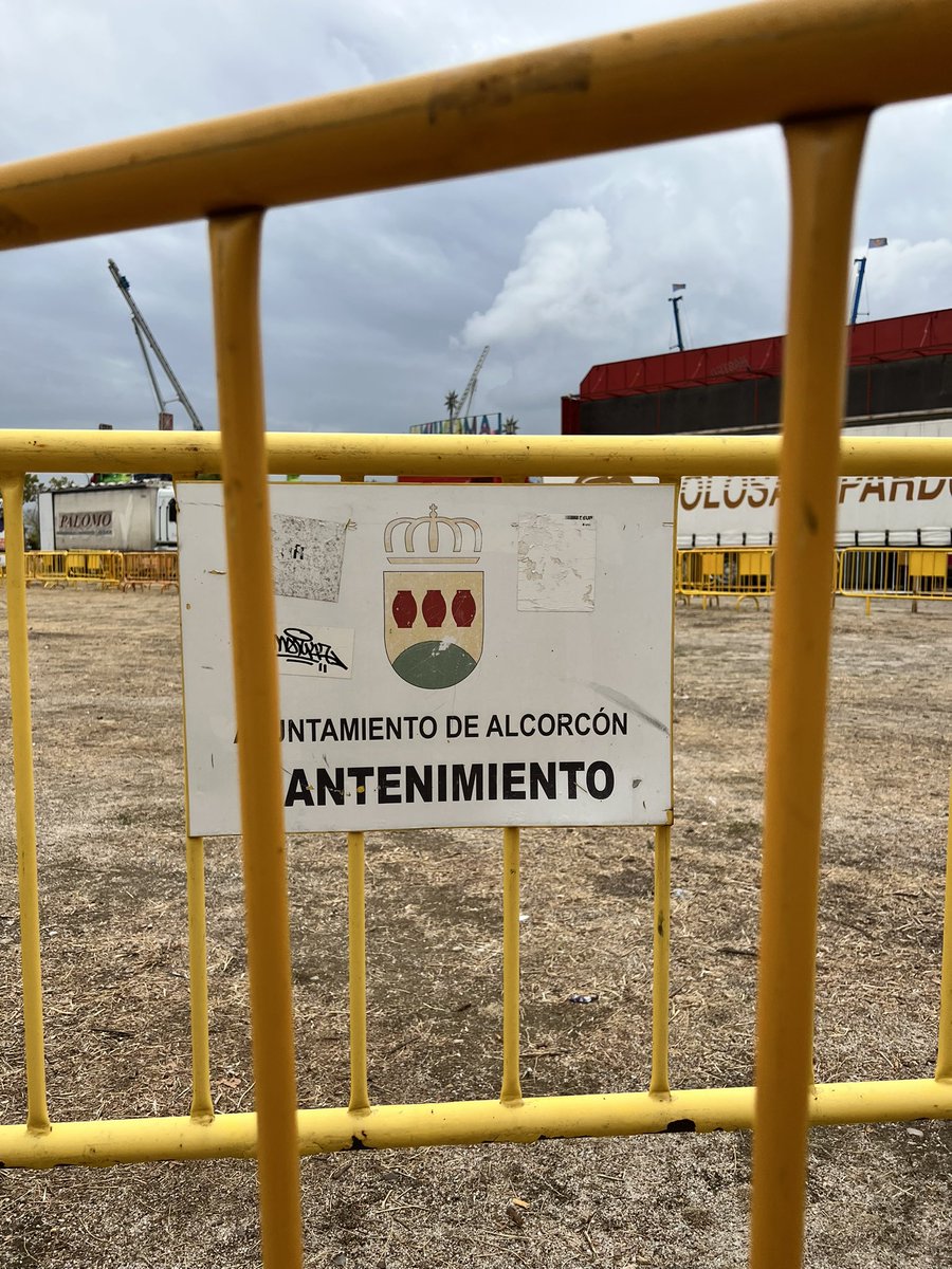 Cositas que solo pasan en Leganés 🎡 El vallado 🚧 del recinto ferial de San Nicasio nos los presta el <a href="/AytoAlcorcon/">Ayuntamiento de Alcorcón</a> 👏