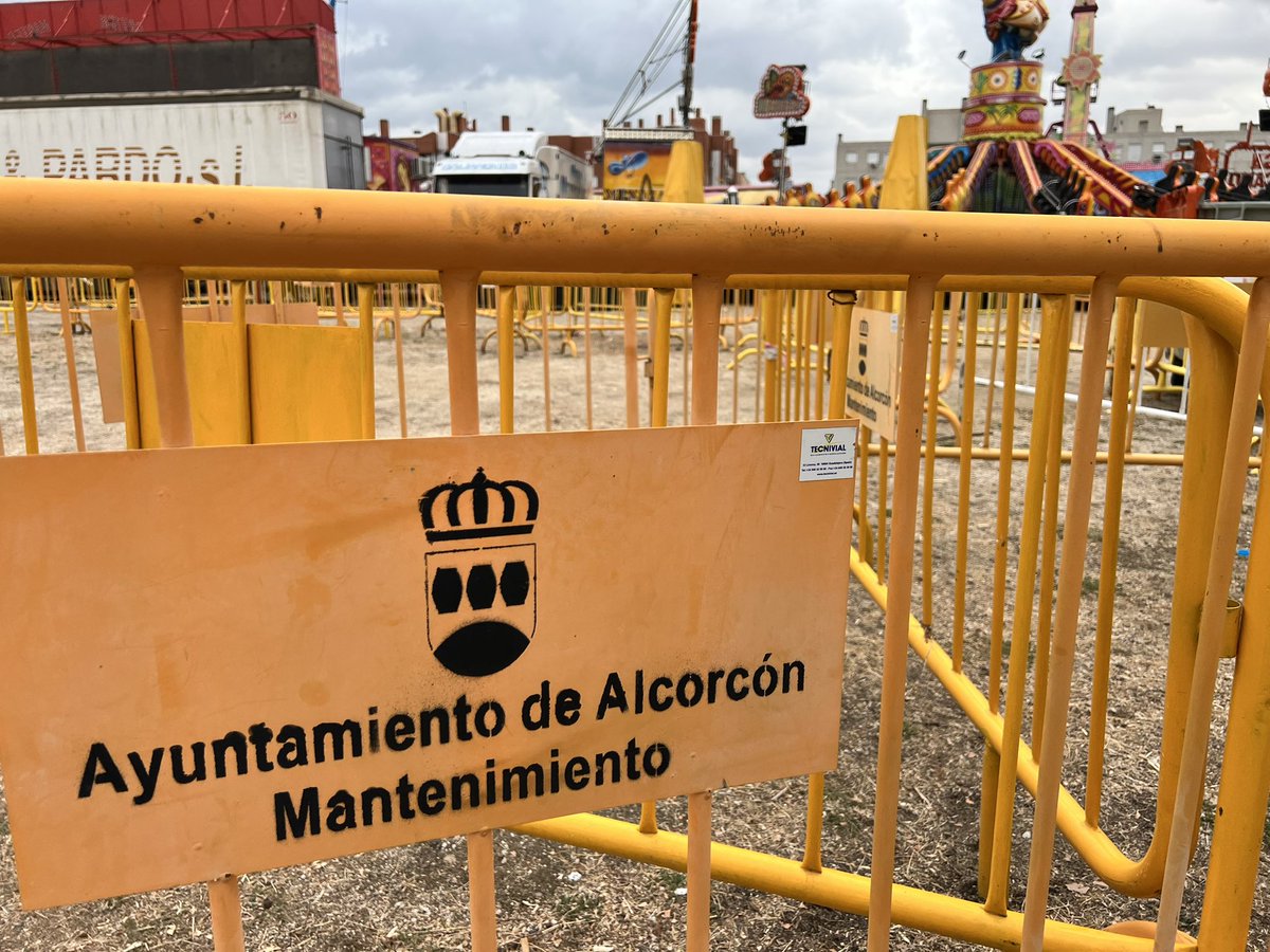 gasmoral's tweet photo. Cositas que solo pasan en Leganés 🎡 El vallado 🚧 del recinto ferial de San Nicasio nos los presta el @AytoAlcorcon 👏 https://t.co/nVReRTBbCr