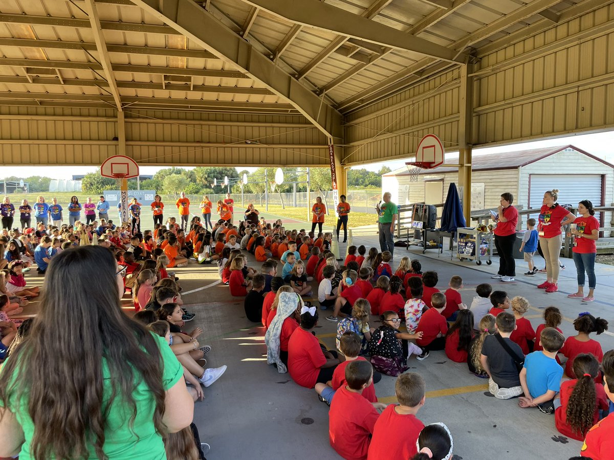Chasco Elementary’s 1st House Pep Rally! Congratulations to the House of Honor for being the House of the Month! #WeAreChasco @cdgantt <a href="/WoodlandJohnson/">Woodland Johnson</a> <a href="/mtoncich1/">Mike Toncich</a> <a href="/pascoschools/">Pasco County Schools</a>