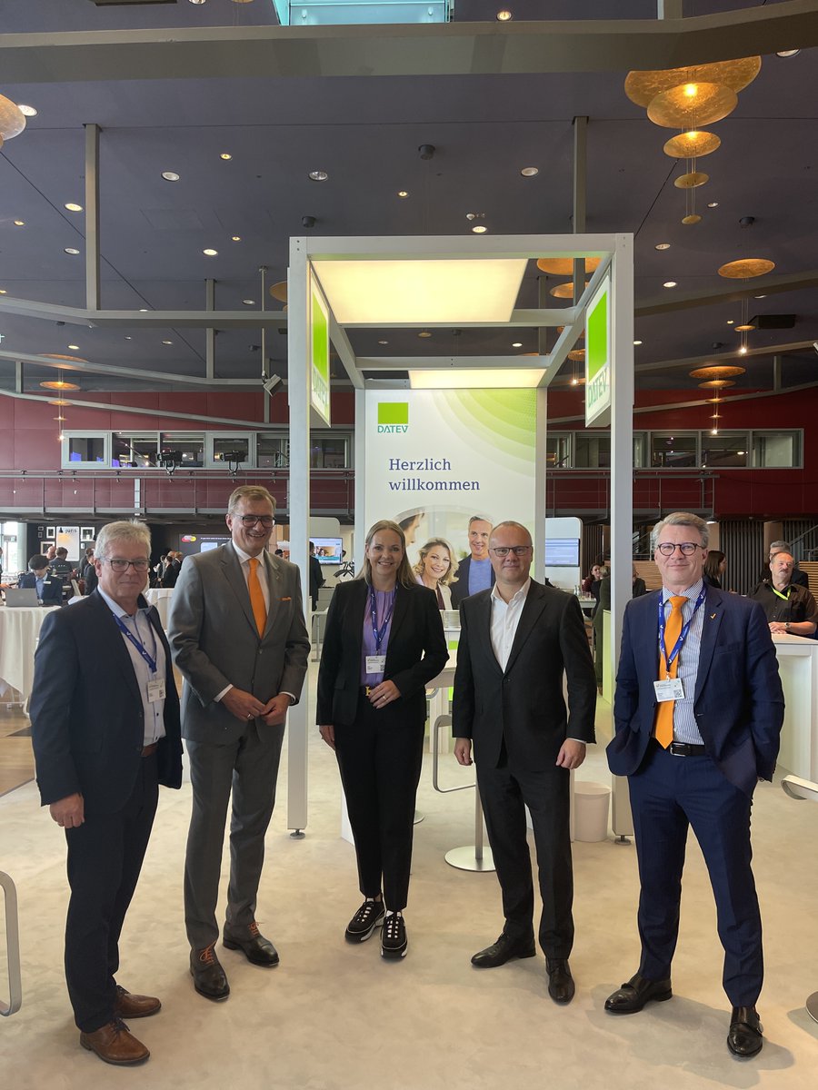 Dr_Robert_Mayr's tweet photo. Heute Mittag noch gemeinsam auf der Bühne gestanden, am Nachmittag dann zu Besuch an unserem @DATEV-Stand: @DStVberlin-Präsident @TorstenLueth. Mit dabei auch meine Vorstandskollegin @Julia_Bangerth, AR-Chef Nicolas Hofmann & Verbands-GF Norman Peters (@NP_DStV).
#StBTag2022 https://t.co/CYEzgEOTtx