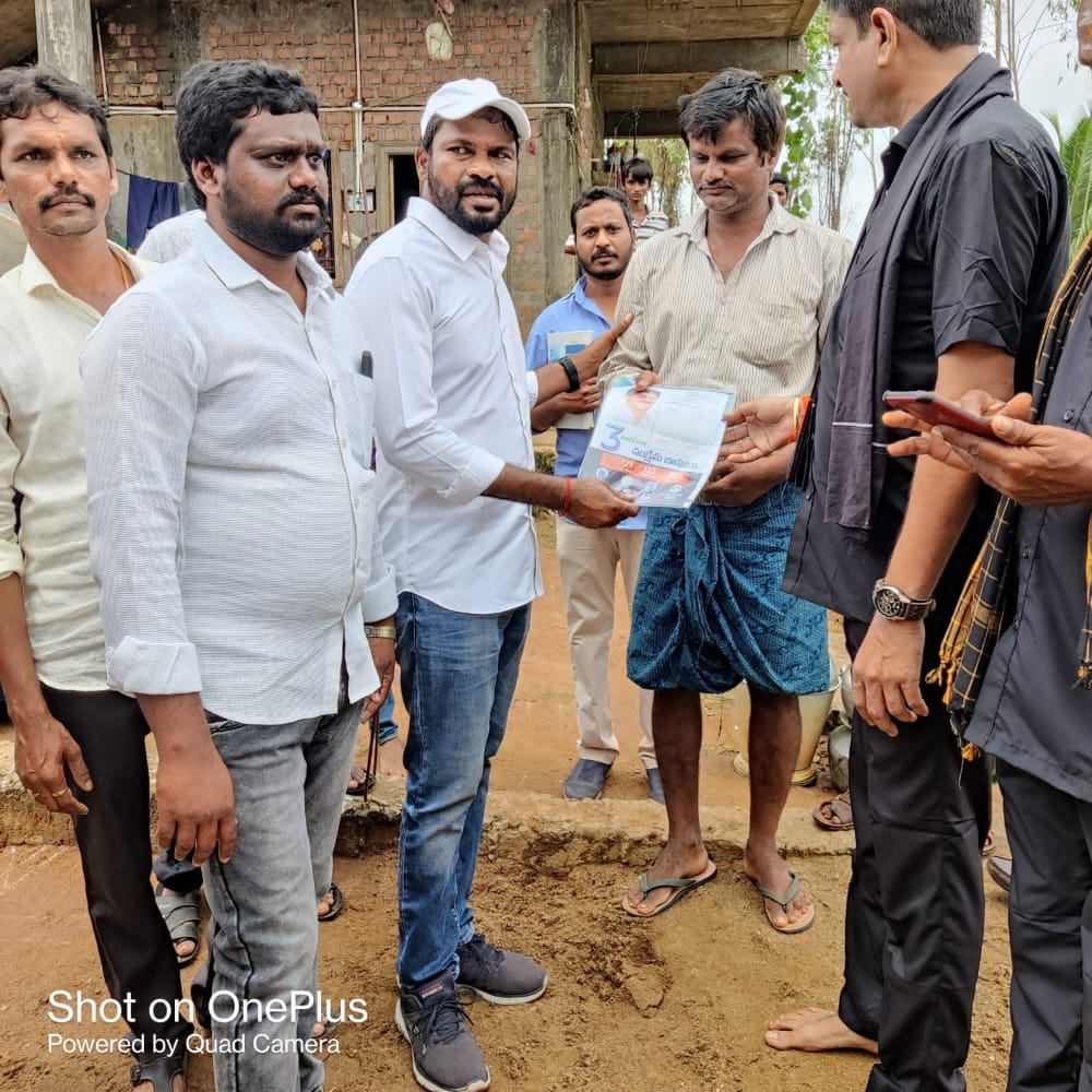 JawanthN's tweet photo. టి నరసాపురం మండలం వీరభద్ర వరం  లో గడప గడపకు మన ప్రభుత్వం కార్యక్రమం లో పోలవరం ఎమ్మెల్యే తెల్లం బాలరాజు గారు, జడ్పీటీసీ సామంతపూడి సూరి బాబు గారు https://t.co/Y2PVYwi3vh