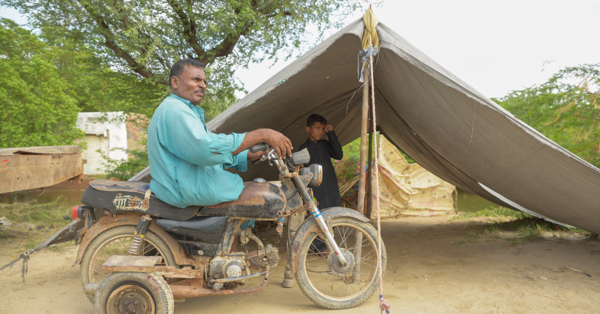 “We’ve had frequent rains for over a month. People here have suffered huge losses: we’ve lost our businesses.' Khadim Hussain lost his livelihood to the devastating floods. DEC members are reaching people like Khadim, but more help is needed. bit.ly/DECPakistanFlo…