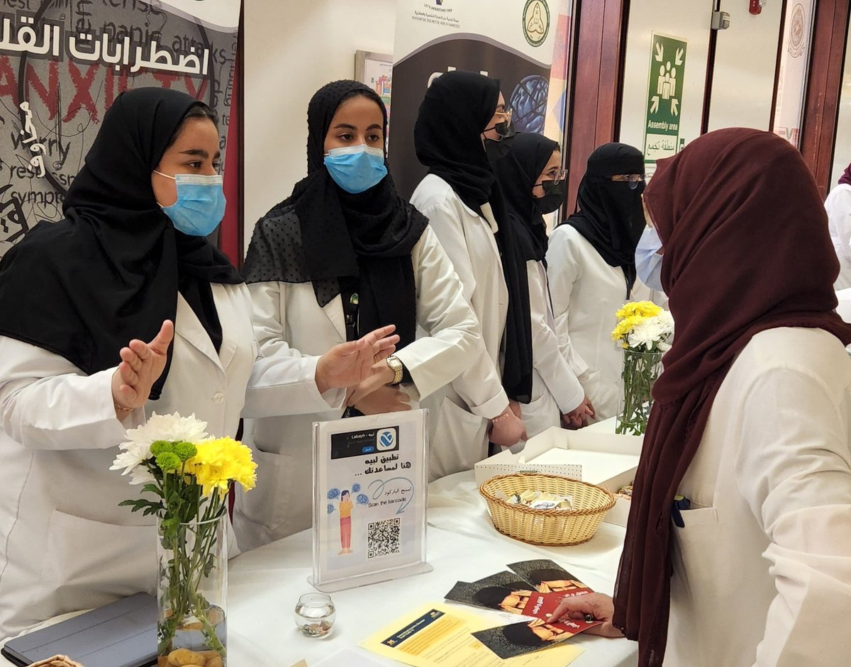 Clinical_CONJ's tweet photo. م��اركة كلية التمريض @conrw في فعالية يوم الصحة النفسية العالمي والمقام في مدينة الملك عبدالعزيز الطبية بجدة، 
قامت طالبات مقرر تمريض الصحة النفسية بعمل توعية للزوار بما يخص اضطرابات نفسية مختلفة. 
 
#كلية_التمريض
#KSAUHS
#يوم_الصحة_النفسية https://t.co/AZaI4mSi2Y