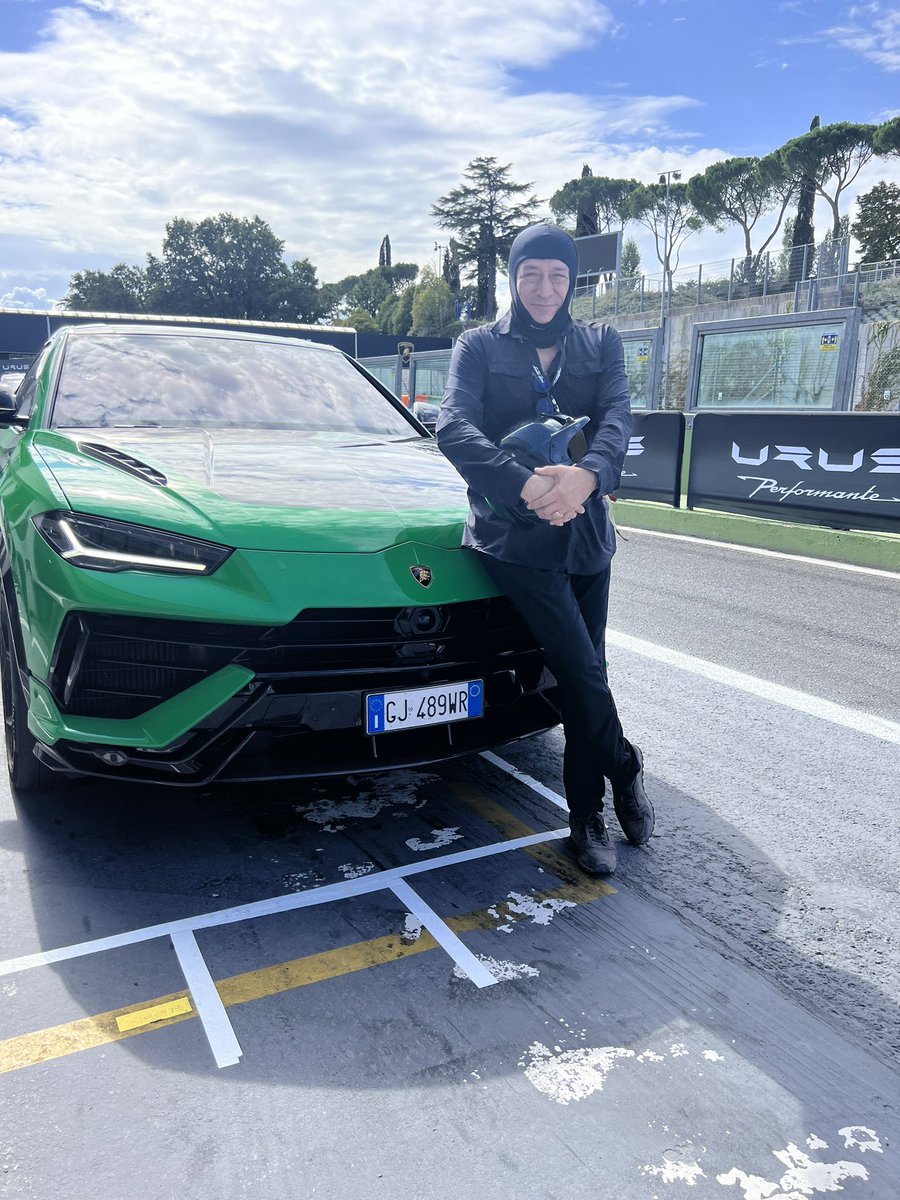 RumBat's tweet photo. #PazartesiSendromu atmak ve boğa güreşlerine katılmak için İtalya’ya geldim :-)
#OnlyForBarRaisers 666HP #NumberOfTheBeast @lamborghini #UrusPerformante ile sabahtan bu yana terliyoruz…
Altımızda ise bir SUV için geliştirilmiş ilk #SemiSlick @PirelliTurkiye #Pzero #TrofeoR var! https://t.co/CzMIMSl8Wc