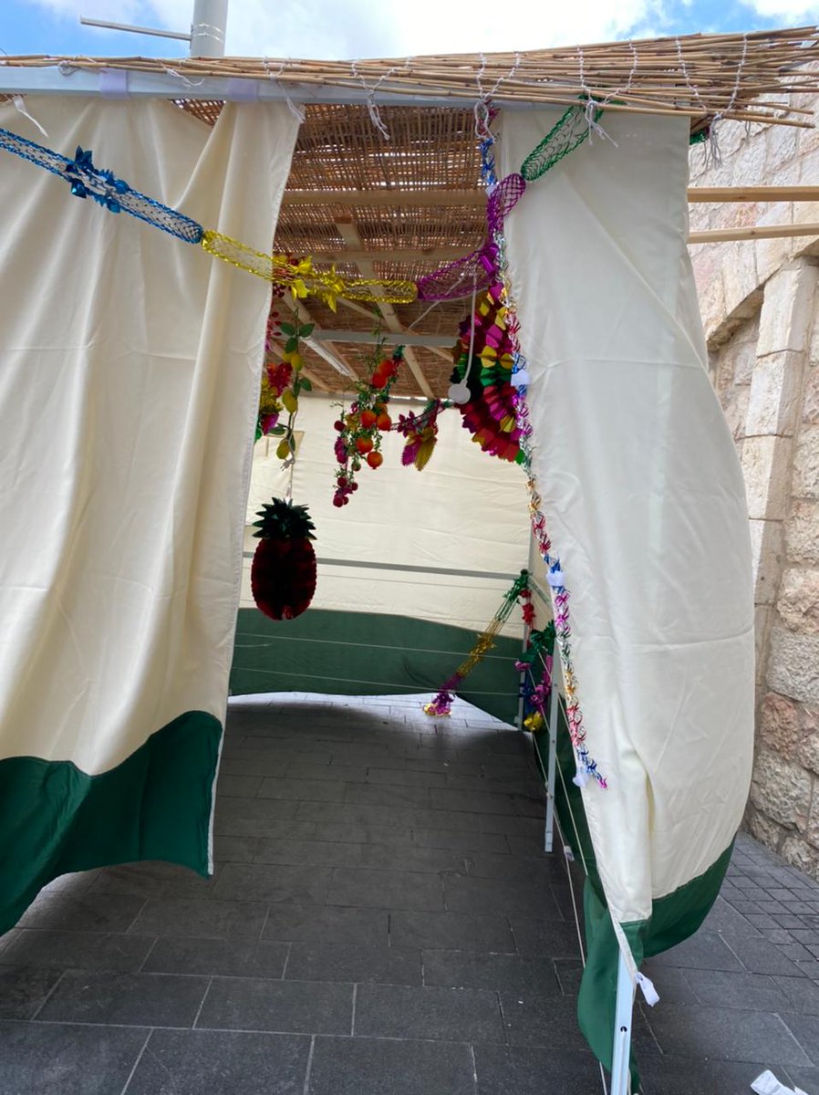 saxum_es's tweet photo. Ayer inició la Fiesta de los Tabernáculos o Sukkot. Muchos judíos celebran estos siete días comiendo y durmiendo en una tienda (sukkah), que montan en su jardín o terraza con sus familias.
#Moises #Jerusalen #Tabernaculo #Judaismo https://t.co/opJX0SoYcF
