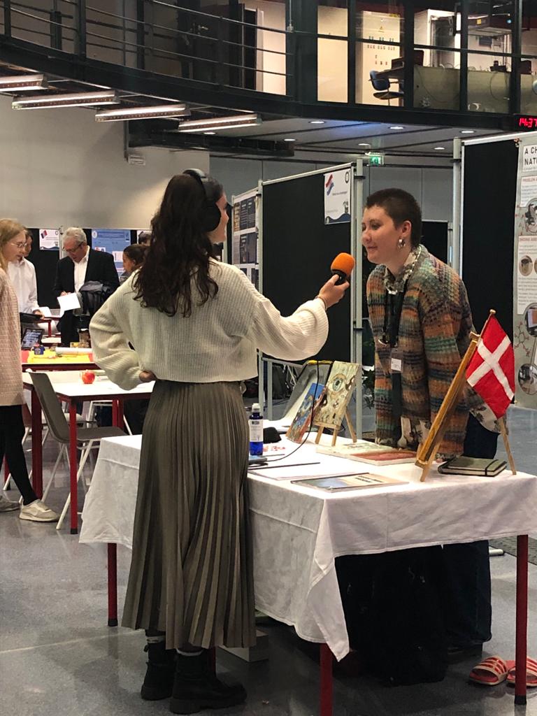 CIRASTIOc's tweet photo. Tandis que Marion, volontaire au CIRASTI interviewait les jeunes pour le prochain podcast "Pose Ta Science" avec @campusfm sur leur vision de l'avenir et le lien avec leur projet scientifique !
🤯🤩🧠🌳🌱🌿🎇🎧🎤📻
#podcast #PoseTaScience #StayTuned #soon https://t.co/BeY0FqNh5X