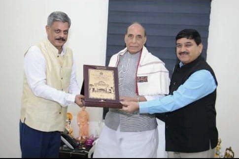 DDUGU_Official's tweet photo. माननीय रक्षा मंत्री, भारत सरकार श्री राजनाथ सिंह को दीनदयाल उपाध्याय गोरखपुर विश्वविद्यालय के विशिष्ट पुरातन छात्र सम्मान से नवाजा गया है। कुलपति प्रो. राजेश सिंह द्वारा श्री राजनाथ सिंह को यह सम्मान उनके अकबर रोड, नई दिल्ली स्थित सरकारी आवास पर रविवार को प्रदान किया गया। https://t.co/Z9ehaCaAfB