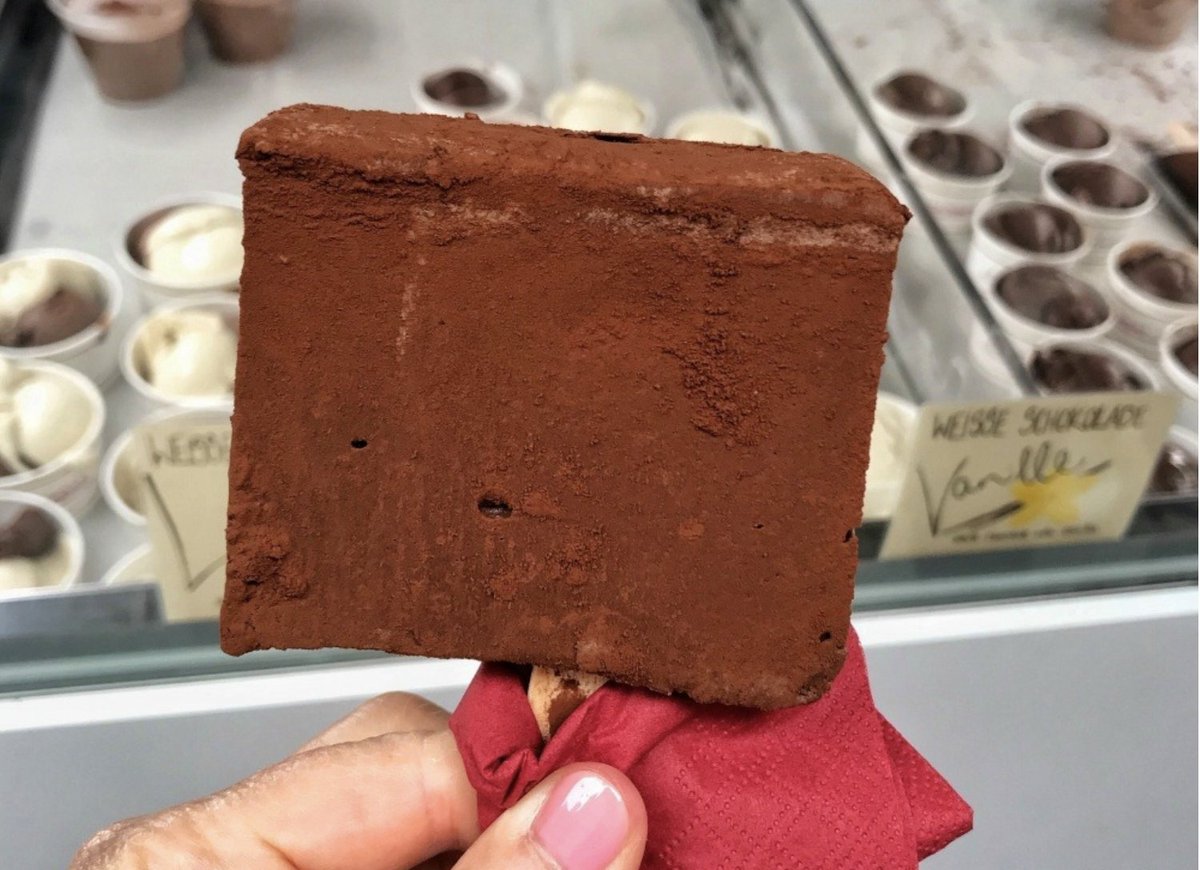 Plan a visit to Dresden, Germany 🇩🇪 large, lively and exuberant!
👉🏼 heatheronhertravels.com/things-to-do-i…
🍫 Stop at Camondas chocolate shop for chocolate ice cream on a stick 

@Culturalgermany #CulturalHeartofGermany #SaxonyTourism