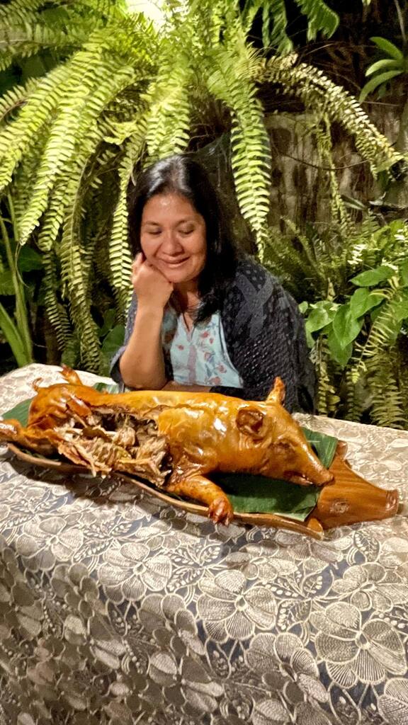 There’s more varieties of Lechon than just truffle rice stuffing. Try @lechon_diva’s Tagalog Lechon stuffed with roasted garlic, green chilies and lemongrass. It’s so fragrant!
.
.
.
.
#lechon #lechondiva #ringtone #filipinolechon #filipinofood #filipino… instagr.am/reel/Cjh_n5vJ2…