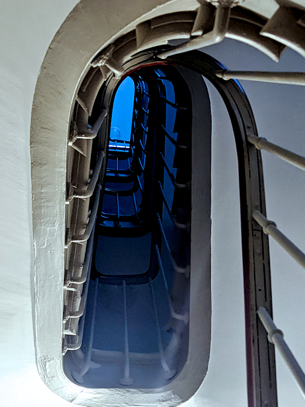 AndiFerguson1's tweet photo. #PhotoOfTheDay. Looking up* inside of wherever you are in #Paris is a great way to find photo ops. 

#Pantheon (1700s); #SaintChapelle (1200s); #Versailles (1600-1700s) #RueMonge apartment (1800s)
[more info in the ALT text]

*Pantheon photo is down yet up (+ bonus self-portrait) https://t.co/L1HsNukiOQ