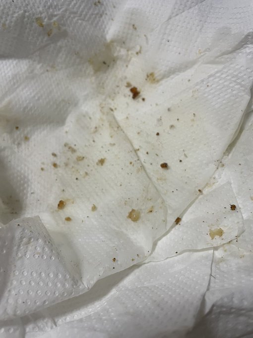 皮なし胸肉1枚を薄く斜めにスライスして鹿子包丁を入れて料理酒と焼肉のタレで揉んで片栗粉をつけて揚げました。薄いので火の通りを気にする必要がなく短時間で揚がるので柔らかくてジューシーでサクサクしておいしかったです 