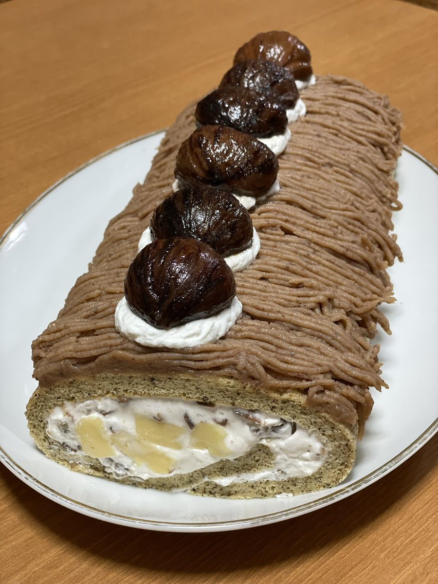 stevelove810's tweet photo. 実家に帰った日が母のお誕生日に近かったので前回作ったマロングラッセでマロンロールケーキを作りました☺️🎂
私の作る���ールケーキいつも楕円になっちゃって丸くならない🤣
最近買ったモンブランの口金使えて満足😁美味しいと喜んで貰えました🥰 https://t.co/FrHfyJIV8P