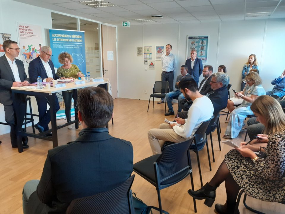 La <a href="/FFBAura/">FFB Auvergne-Rhône-Alpes</a> et @poleemploi_ara allient leur force pour favoriser le #recrutement dans le secteur du #BTP📝  🎯Objectifs : identifier les compétences attendues par métier, aider les entreprises à faire face à la pénurie de main d’œuvre et promouvoir le secteur  #TousMobilisés