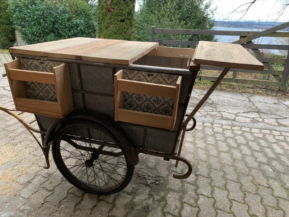 Oekozentrum's tweet photo. Ein alter Postwagen erhält im Rahmen der Maturarbeit von Caroline Straub ein neues Leben als wunderschöner Weindegustationswagen. Wir sind begeistert von Carolines handwerklichem Geschick. Im Blogbeitrag erfahrt ihr mehr dazu: https://t.co/yg9oQBFkJB https://t.co/7o1Lhu6xt5