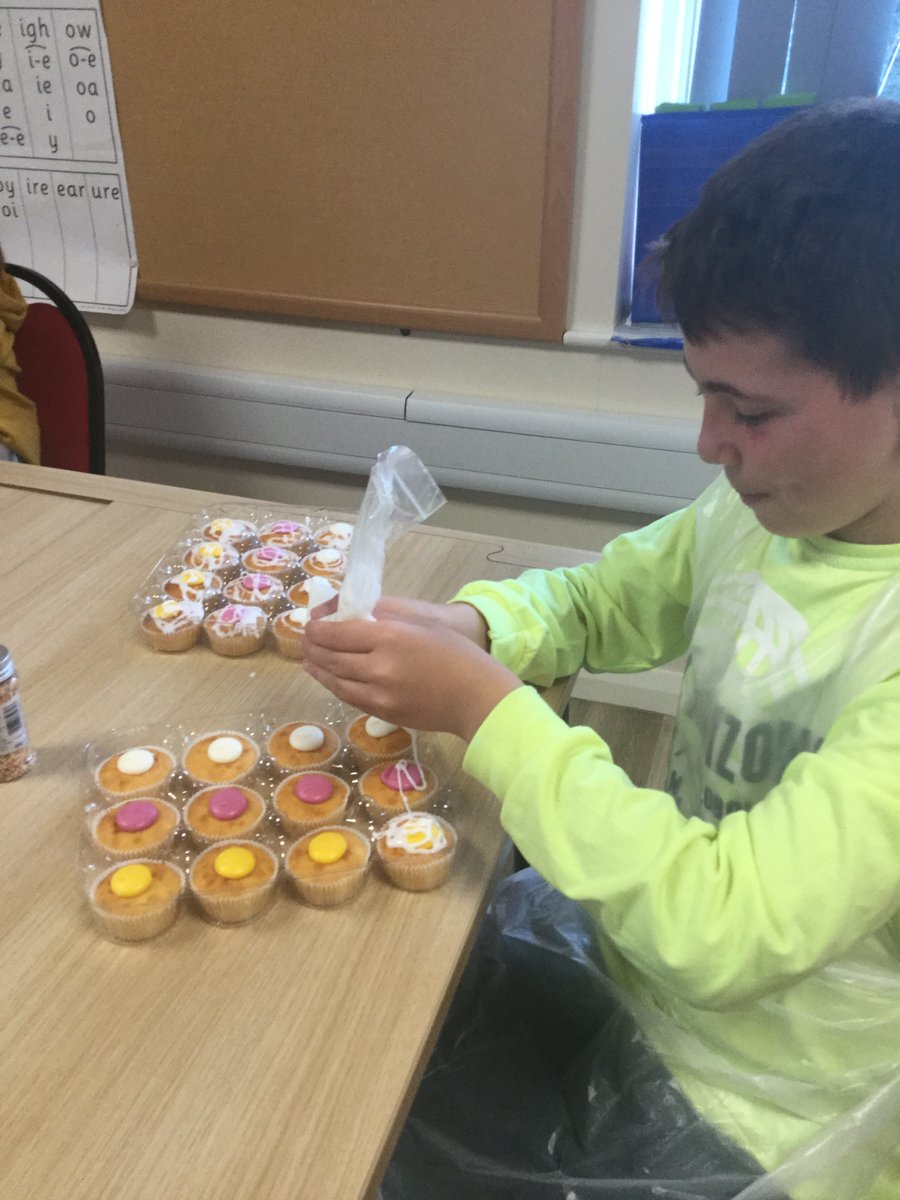 WMPrimCommunity's tweet photo. Our House Captains have decorated buns for Action for Barnsley Homeless, to show their support on World Homeless Day for those less fortunate. @WMPrimary #WonderfulCommunity #Barnsley #WorldHomelessDay2022 https://t.co/pI3BaVc7xh