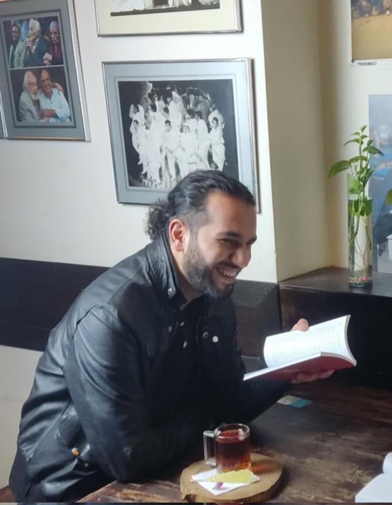 Arash_sadeghii's tweet photo. ساعاتی پیش #میلاد_فدایی_اصل و #صبا_شعردوست (زوج)بازداشت شدند.
میلاد و صبا را به جرم اینکه حقیقت جنایات این روزها را فریاد میزدند بازداشت کرده و به زندان بردند.
این زوج روزنامه نگار از چند سال پیش از شغل روزنامه نگاری کناره گیری کرده و به شغل کارگری مشغول بودند.
#مهسا_امینی https://t.co/76Lm7tLkrg