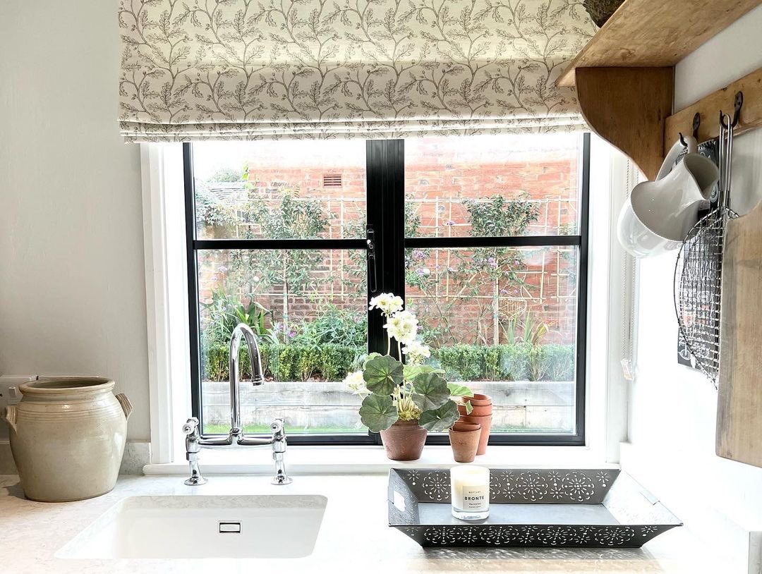 HuntersofDerby's tweet image. The client of our Kings Bromley project wanted a space to cook &amp;amp; entertain. The main room contains a 90i @everhotcookers and we think it looks fab! 

Design &amp;amp; installation: Hunters
Kitchen cabintery: Neptune Suffolk collection 
Blind fabric:  Francesca by Neptune