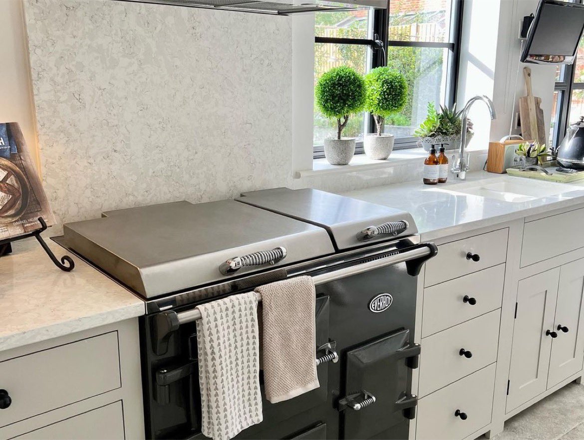 HuntersofDerby's tweet image. The client of our Kings Bromley project wanted a space to cook &amp;amp; entertain. The main room contains a 90i @everhotcookers and we think it looks fab! 

Design &amp;amp; installation: Hunters
Kitchen cabintery: Neptune Suffolk collection 
Blind fabric:  Francesca by Neptune