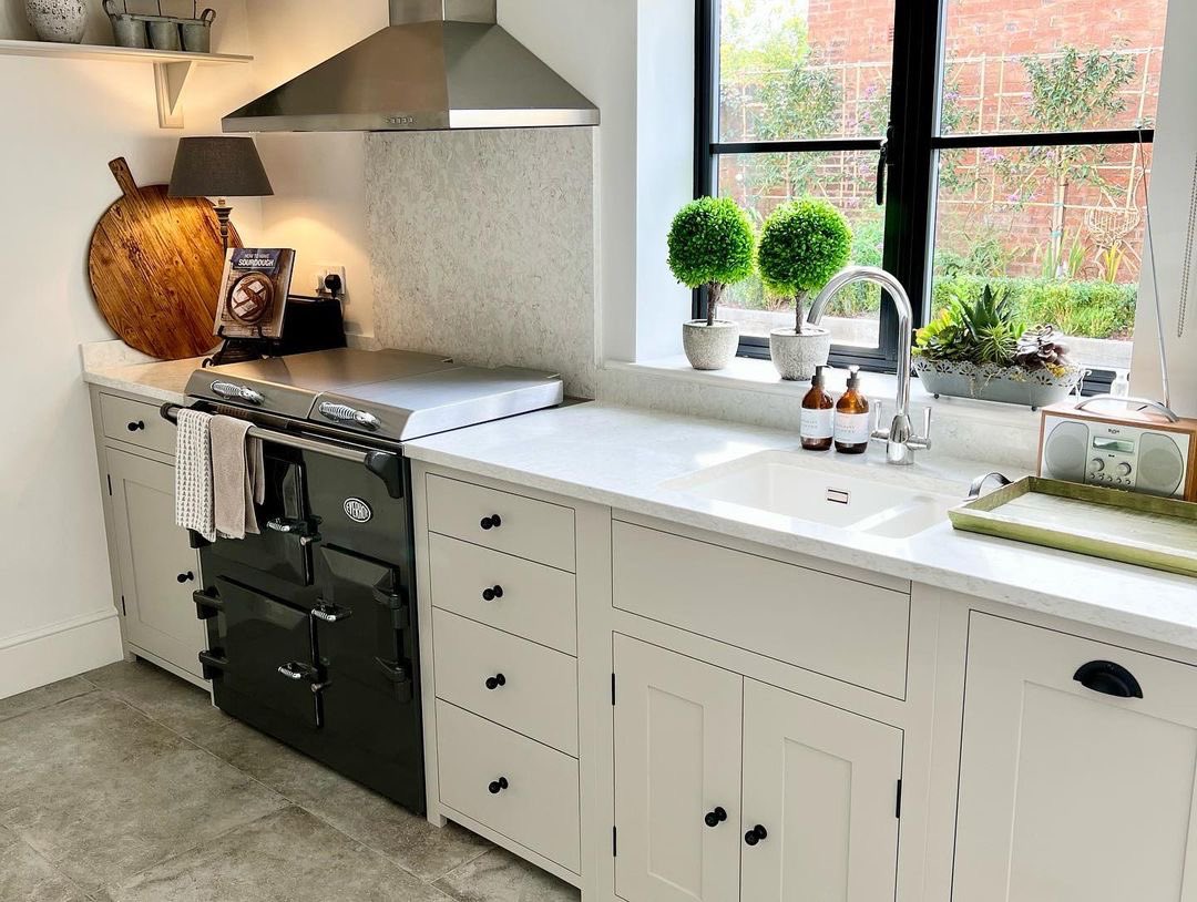 HuntersofDerby's tweet image. The client of our Kings Bromley project wanted a space to cook &amp;amp; entertain. The main room contains a 90i @everhotcookers and we think it looks fab! 

Design &amp;amp; installation: Hunters
Kitchen cabintery: Neptune Suffolk collection 
Blind fabric:  Francesca by Neptune