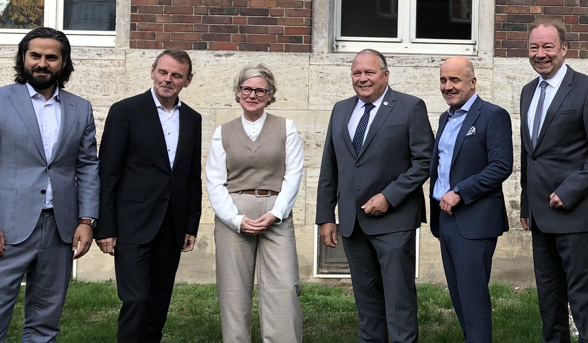 Stefa Dietzfelbinger (@sdietzfelbinger) on Twitter photo #Ruhrkonferenz 2.0 : Neustart für unsere Wirtschaft, <a href="/hovenjuergen/">Josef Hovenjürgen</a> wir IHKs machen gern mit. Das Vorhaben braucht im RK-backoffice mehr personelle Ausstattung, um Erfolg zu haben.
<a href="/landnrw/">Staatskanzlei NRW</a> <a href="/n_liminski/">Nathanael Liminski</a> <a href="/IHK_Niederrhein/">IHK Niederrhein</a> <a href="/IHK_Bochum/">IHK Mittleres Ruhrgebiet</a> <a href="/IHK_Essen/">IHK zu Essen</a> <a href="/inascharrenbach/">Ina Scharrenbach</a> #Ruhrkonferenz 2.0 : Neustart für unsere Wirtschaft, <a href="/hovenjuergen/">Josef Hovenjürgen</a> wir IHKs machen gern mit. Das Vorhaben braucht im RK-backoffice mehr personelle Ausstattung, um Erfolg zu haben.
<a href="/landnrw/">Staatskanzlei NRW</a> <a href="/n_liminski/">Nathanael Liminski</a> <a href="/IHK_Niederrhein/">IHK Niederrhein</a> <a href="/IHK_Bochum/">IHK Mittleres Ruhrgebiet</a> <a href="/IHK_Essen/">IHK zu Essen</a> <a href="/inascharrenbach/">Ina Scharrenbach</a>