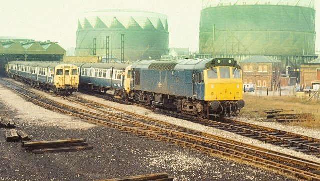 #MerseyMonday.... #Birkenhead #MollingtonStreet #Depot (Closed 25/11/85), with #Class25 25117 along with stored #Class503 #EMU's including #M29373M, c.1982! 📸#BarrieHughes.... #Wirral #Merseyside #MerseyRail.... @RailwayCentral