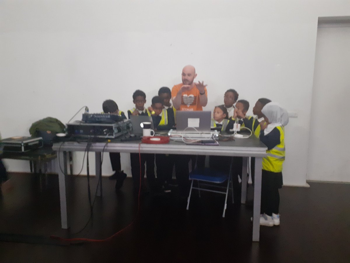 Year 3 spent an amazing morning at the Trinity Centre watching The Nest. Thank you <a href="/SpiltInkTheatre/">Spilt Ink Theatre</a> and <a href="/TrinityBristol/">Trinity Bristol</a> for letting us come to watch and showing us the tricks of the trade after!