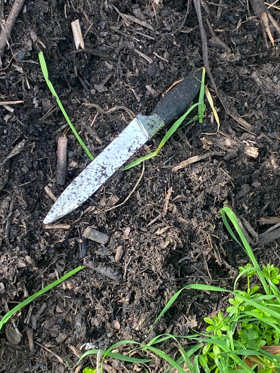 The attached images highlight the importance of proactive and visible community Policing, including weapons sweeps. The knives were found by our #awsafertransport Team in the Children's Play Park of the Shepherds Bush Green Common over the weekend.
@LBHF  
#teamshepherdsbushgreen