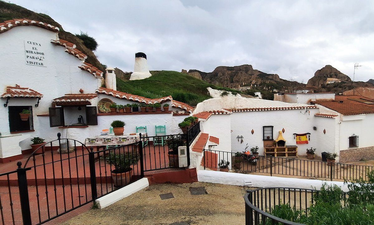 ¿Quieres dormir en una casa cueva en Guadix? trotamundeando.com/2022/10/10/des… - Con más de 2.000 viviendas de este tipo, #Guadix es la capital europea de las #casascuevas. Y están en la provincia de #Granada