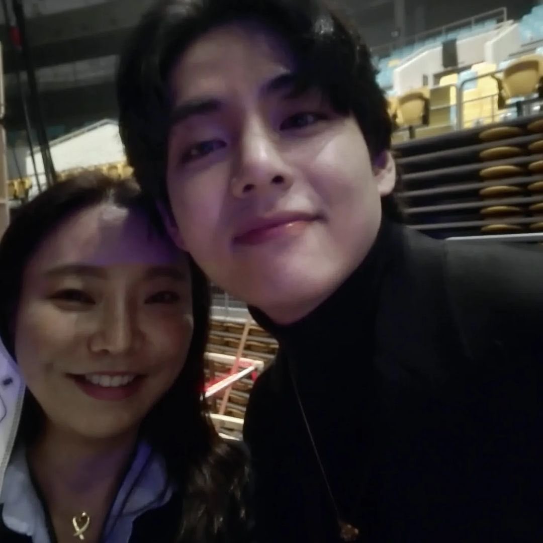 Kim taehyung with Yang Young-mi, CEO of YM C&amp;C 🥹