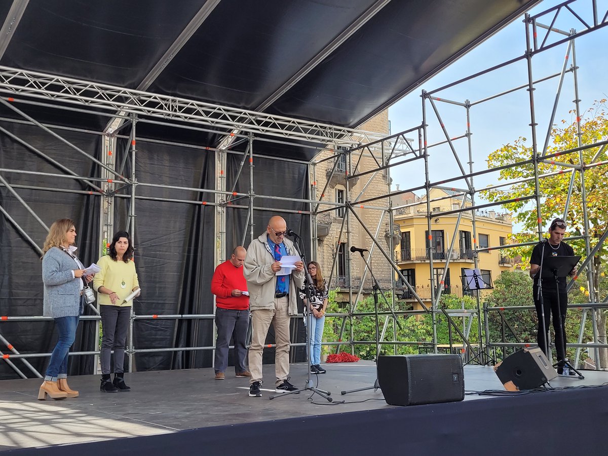 ajmanresa's tweet photo. 🗣️ "Cal trencar els prejudicis i els estigmes que envolten els trastorns de salut mental, tractant-la com a qualsevol malaltia", proclama el manifest, que han llegit representants d'@ampans @grupmutuam @althaiamanresa @icscatcentral #Trebolmente i associacions de familiars https://t.co/wrfftzOaVV
