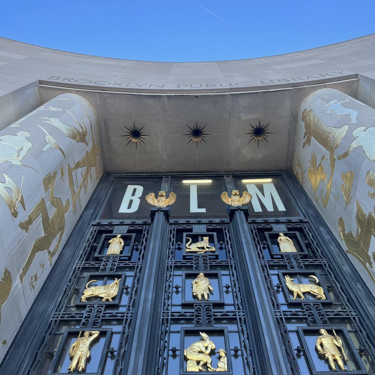 OccupyLibraries's tweet image. Has #BlackLivesMatter given even one penny to Brooklyn Public Library @BKLYNlibrary #NYC for all the free advertising that dominates what would otherwise be a beautiful building? Looks better with me covering up #BLM. @NYCCouncil @VickieforNYC