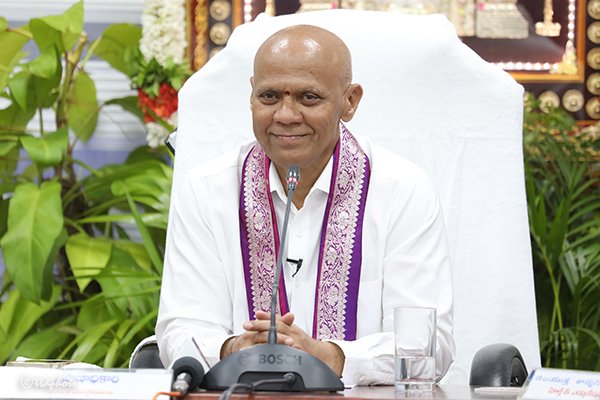 svbcttd's tweet photo. తిరుమ‌ల‌లో గ‌దుల కేటాయింపు వ్య‌వ‌స్థ తిరుప‌తికి త‌ర‌లింపు

– సామాన్య భ‌క్తుల సౌక‌ర్యార్థం ప్ర‌యోగాత్మంగా బ్రేక్ ద‌ర్శ‌న స‌మ‌యం మార్పు

– డయల్ యువర్ ఈవోలో టీటీడీ ఈవో శ్రీ ఎవి.ధర్మారెడ్డి

 #dialyoureo #ttd #ttdeo #avdharmareddy #accomdation #Tirumalarooms #svbc https://t.co/6XqNAJqQKh
