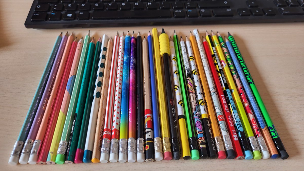 EleCereza's tweet photo. Cuando tu compi colecciona lápices y de vez en cuando te regala uno que le llega repetido, pasa esto...

Creo que he empezado mi propia colección 🤭

#lapices #coleccionlapices https://t.co/y17J85n5Rz