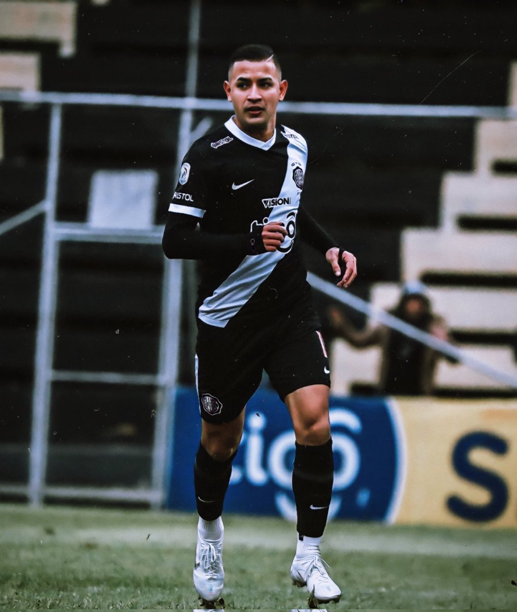 Derlis_GonzaIez's tweet photo. Disfrutando 🙌🏻 @elClubOlimpia +3 🤍🖤 https://t.co/QHNOdzfG7m