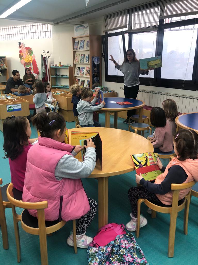 BPECuenca's tweet photo. Club de lectura prelectores 3/5 📚👧👦
Con Jenny Fraile @encuentada https://t.co/CCeM9ebUN8