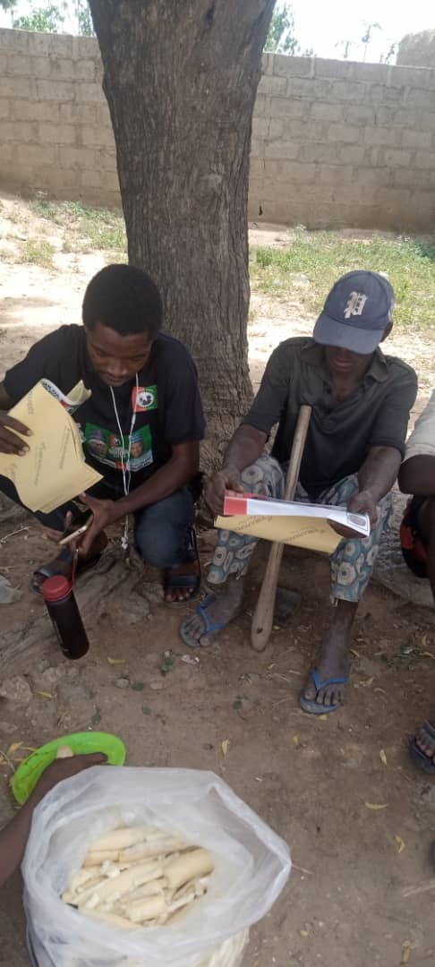 AbubakarSkarfi's tweet photo. UpNort Ambassadors Katsina, Today I was shocked when we meet people of this village who are ready to puttam for any #APCPDP they were surprised how we eat together with them Cassava and suya which is their best food 😭 @Loisshakmahh @El_Sadaq @ChigozieIAlex @Eftn8 @UpNorth4Obi https://t.co/jsVCNUv2hR