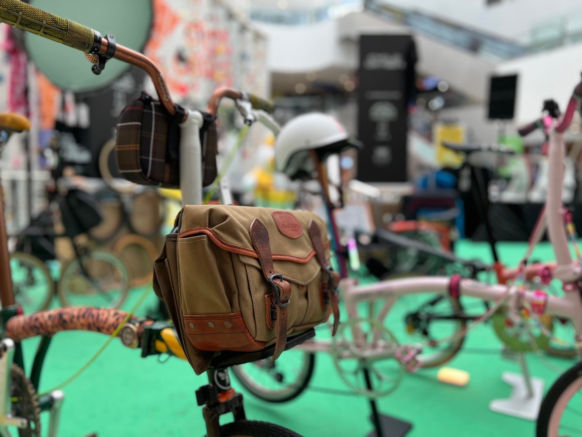 BIKEgangUK's tweet photo. https://t.co/iy6Sz23p5f
@cycleoxygen Singapore
#MiniMODs Outing Camera #Brompton bag (#RXExMiniMODs)
#TYBLR rack system Take your Bag, Leave Rack. No more blocky block on bag
#Cordura Weather Proof Material #Xform padding
#BIKEgangGroup #BIKEgang #RocXtone https://t.co/z0IFQihQCq