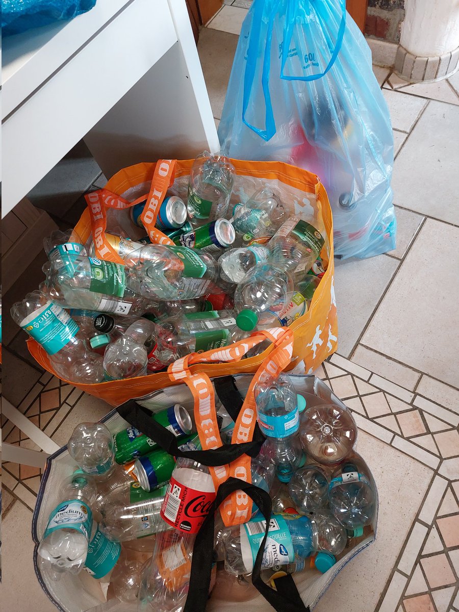 Ich hab K2 gebeten die Pfandflaschen aus den Kinderzimmern zu holen.
Ich glaub wir können plötzlich untervermieten.