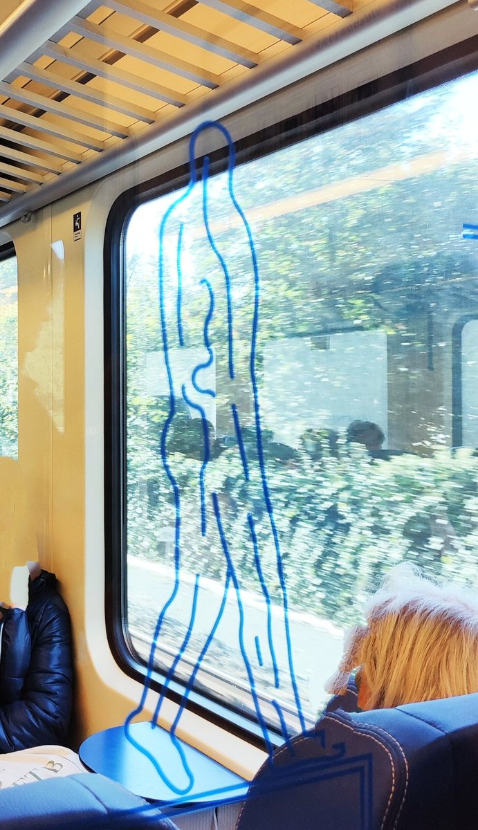 In de podcast hebben we het er vaker over gehad en nu is hij eindelijk gespot! 

Wie kan ons helpen aan de kunstenaar van deze afbeelding (die in diverse Sprinters door het land te zien is)?

#treinkunst #ns <a href="/NS_online/">NS online</a>