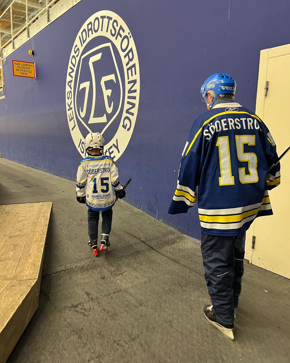 Skiljer 68 år mellan spelarna, men lika envisa. Allmänhetens åkning är något av det finaste vi har inom hockeyn.