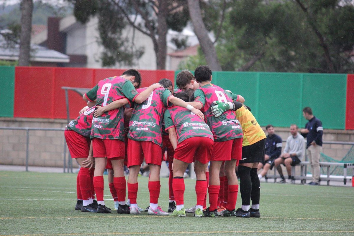 FCSantQuirze's tweet photo. 𝐍𝐨𝐯𝐚 𝐬𝐞𝐭𝐦𝐚𝐧𝐚, 𝐧𝐨𝐮𝐬 𝐫𝐞𝐩𝐭𝐞𝐬

Aquest cap de setmana ens hem tornat a deixar punts al tram final del partit 😔

Però continuem sense perdre. Cap amunt i a contiunar treballant nois 💪🔝

💚❤️

#match #1requip #2acat #treballar #amuntsantquirze https://t.co/6gjKtCfpi4