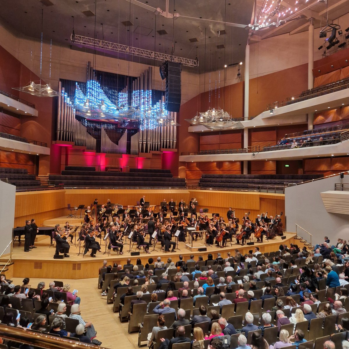 We had a fantastic weekend up north at the @BridgewaterHall and @Sage_Gateshead, conducted by our Principal Conductor Edward Gardner and joined by brilliant @grosvenorpiano 🎶 A big, big thank you to everyone who came to see us! 💜
