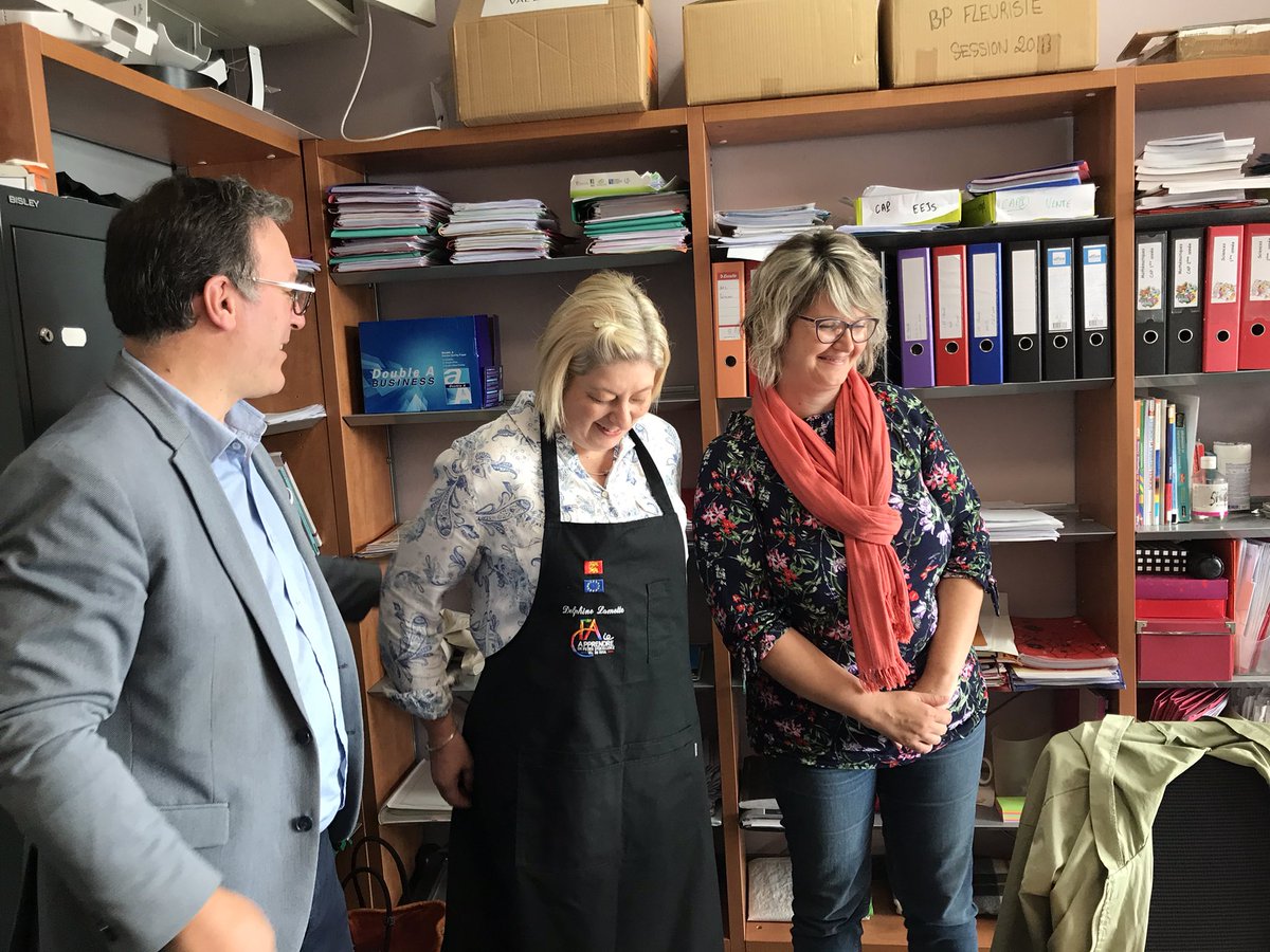 JjCoquelet's tweet photo. À n’en pas douter le CFAIE de Val-de-Reuil, avec ses 2140 apprentis, est un lieu d’excellence. Nos amis Anglais en ont pris la mesure guidés dans leur visite par le directeur, Patrice Pierre. Des projets de jumelage semblent avec les établissements de Workington se dessinent. https://t.co/E2jkzsV8dV
